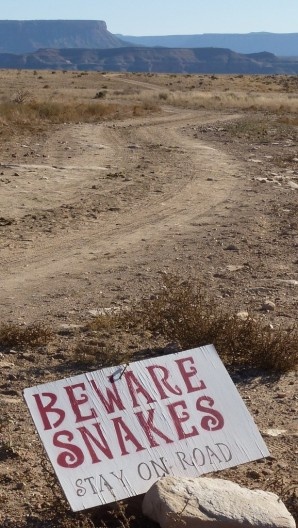 Tabuleta avisando sobre riscos de cobras, Grand Canyon, deserto do Arizona