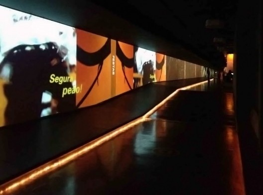 Jogo entre imagem e texto na Grande Galeria, Museu da Língua Portuguesa, São Paulo