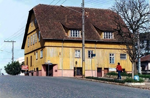 Antigo Hotel na Rua Caetano Costa em Canoinhas SC. Construído com tábuas verticais mata-juntadas