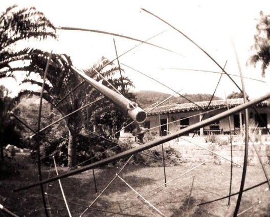 Escultura tensegrity de icosaedro concebida por Buckmister Fuller, protótipo executado por Roberio Dias no Sítio Santo Antônio da Bica, de Roberto Burle Marx, 9 ago. 1980