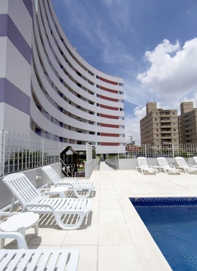 Vista do edifício a partir do deck da piscina