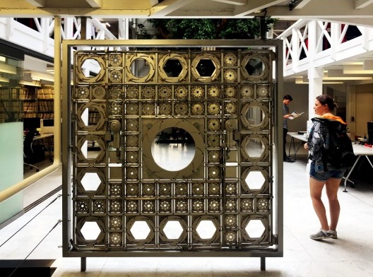 Protótipo da Fachada do Institut du Monde Arabe no átrio do Architecturestudio (Mônica Bohrer à direita)