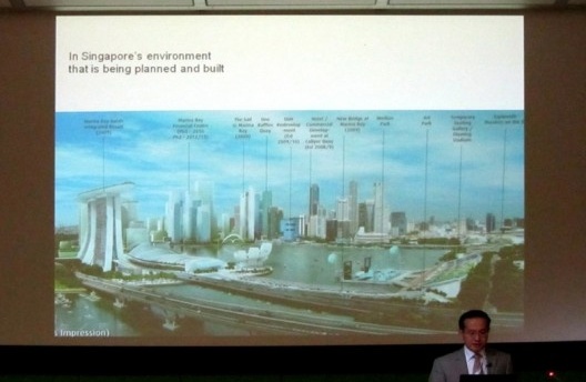 O professor Heng mostra alguns dos projetos que já estão sendo elaborados para garantir o crescimento sustentável de Singapura