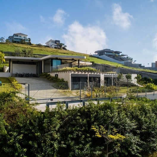 Casa LLF, São José dos Campos SP Brasil, 2019. Arquitetos João Paulo Daolio e Thiago Natal Duarte (autores) / Obra Arquitetos