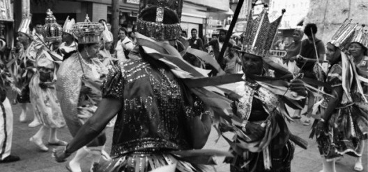 Portadores: imaginário e arquitetura, livro organizado por Artur Simões Rozestraten