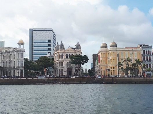 À esquerda, edifício em risco no centro histórico do Recife, 2013