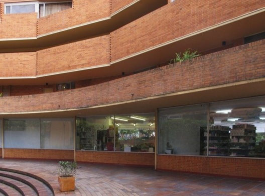 Torres Del Parque, pequenas plazoletas semi-públicas, com acessos aos edifícios e aos serviços existentes no pavimento térreo. Arquiteto Rogelio Salmona