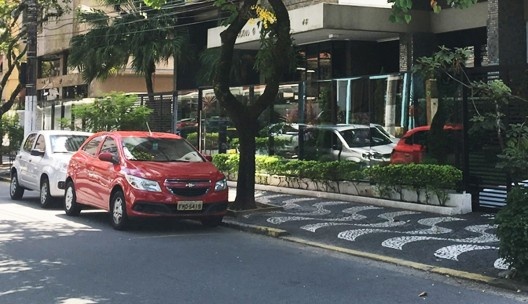 Envidraçamento sobre o alinhamento frontal de lote