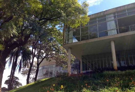 Cassino, pilotis e o volume do teatro ao fundo, Pampulha, Belo Horizonte