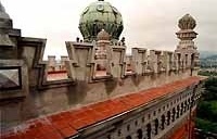 Pavilhão Mourisco ou Prédio Central da Fundação Oswaldo Cruz teve sua construção iniciada em 1904 e foi projetado pelo arquiteto português Luiz de Moraes Júnior, com base em croquis de Oswaldo Cruz. Vista das Ameias