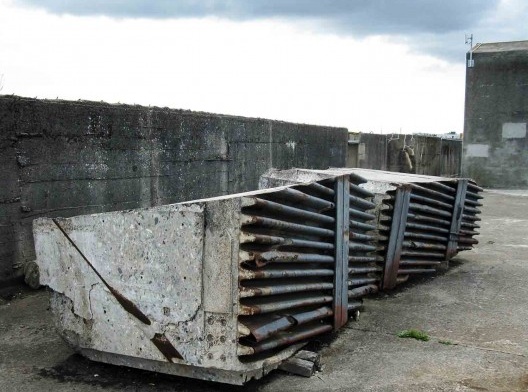 Algumas partes retiradas das vigas estão expostas. Nota-se a massividade do concreto usado