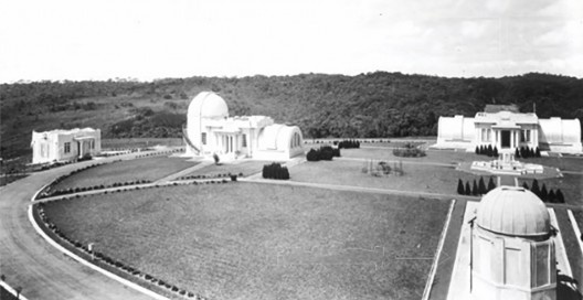 Vista panorâmica da praça de Urânia, c. 1941. Em sentido horário: Residência do Empregado, Pavilhão Cook [Zeiss], Pavilhão Meridiano e Celostato