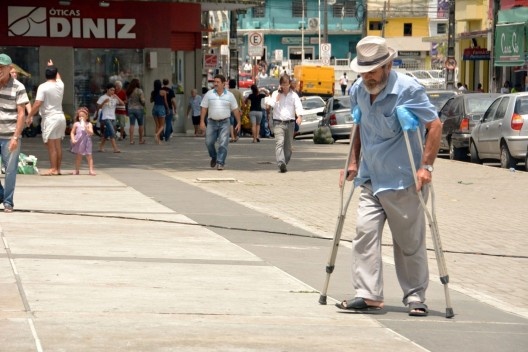 Muletas e bengalas são elementos auxiliares comuns dentre os idosos