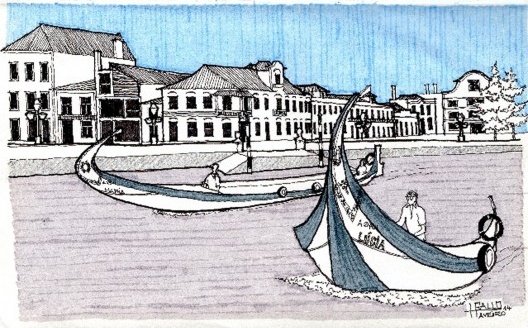 Aveiro: vista do canal central com as embarcações “moliceiros” usados originalmente para coletar algas e hoje para passeios turísticos