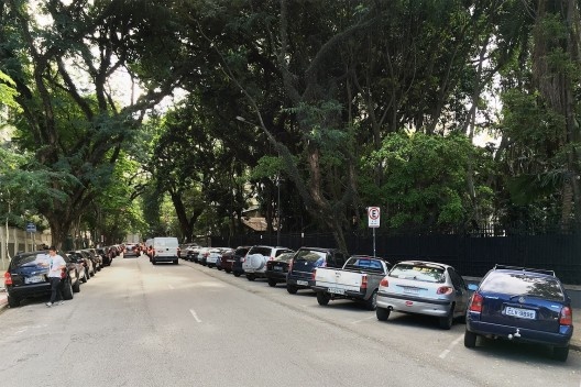 Quem paga o alto custo de estacionar carros nas ruas?