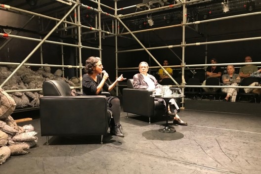 Paulo Mendes da Rocha e Bia Lessa dentro do cenário de Grande Sertão: Veredas