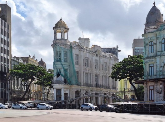 Protegido por tela, edifício em risco no centro histórico do Recife, 2023
