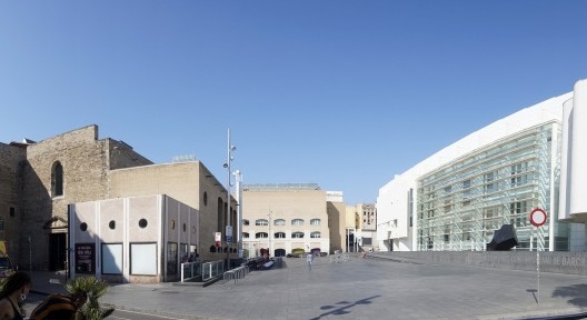 Intervenções urbanas contemporâneas: Museu de Arte Contemporânea de Barcelona — MACBA, Cidade Velha, área central. Arquiteto Richard Meier