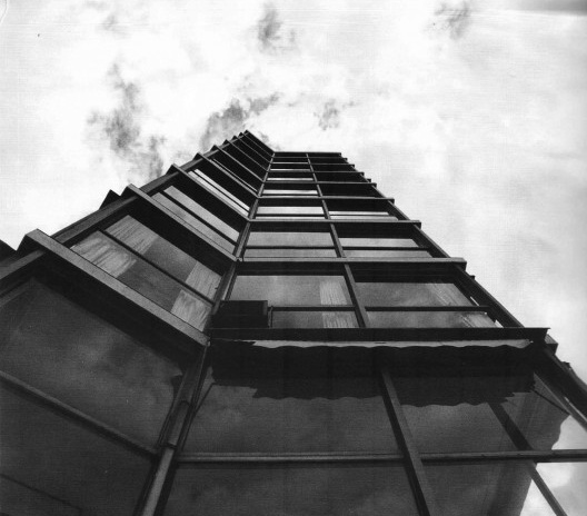 Luis García Pardo e Adolfo Sommer Smith, Edifício El Pilar, Montevidéu, 1957. Vista da fachada na proa sobre a Rambla (avenida beira-mar)