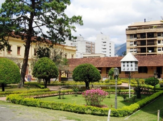 Colégio Nossa Senhora das Dores: jardim do pátio