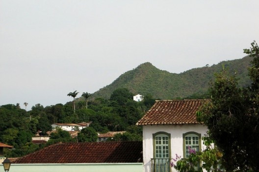Igreja de Santa Bárbara e Morro de Santa Bárbara. Casario mergulhado na paisagem da cidade de Goiás