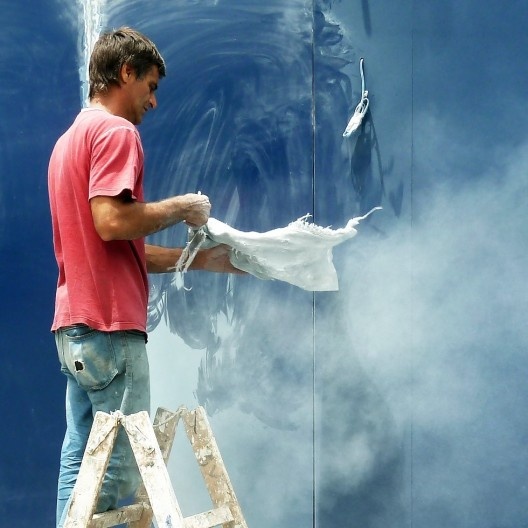 Quando tudo está nos “trinques”, Pixote entra em cena e inicia sua performance: sob o olhar atento de Pedrão, usa de forma criativa ferramentas inusuais como o paninho...