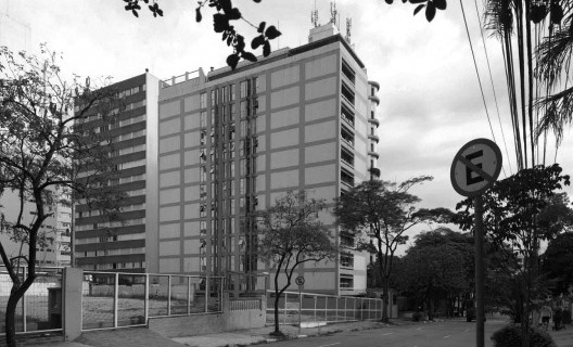 Edifício Clermont, vista da elevação sul a partir da Alameda Jauaperi