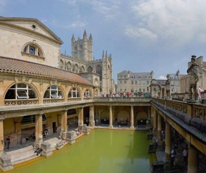 Os banhos romanos (thermae) de Bath, uma das mais antigas estações hidrotermais da Inglaterra