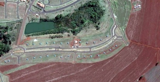 Thinning: as pequenas casas idênticas e a vizinha fazenda Olhos d’Água