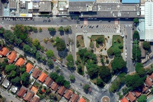 13. Visão atual da Praça Bagatelle. Áreas destinadas a estacionamento reduziram significativamente o espaço da praça