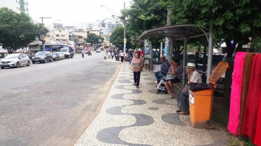 Ponto de ônibus em frente ao Terminal Rodoviário de Viçosa MG