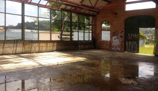 Maquete da Fábrica de Sal, Ribeirão Pires, 2001, foto atual do edifício degradado