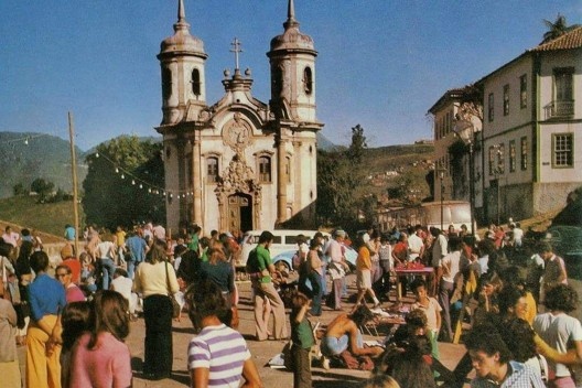 Evento cultural no largo de Coimbra na década de 1970