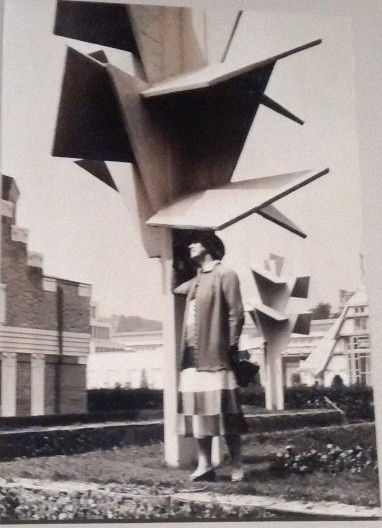 Árvore de concreto (desenvolvida pelos escultores irmãos Martel) que compõe o jardim projetado por Mallet-Stevens para Exposição internacional Art Déco, 1925, Paris