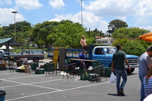 Processo de desmontagem de uma barraca: mesmo os elementos mais sólidos como os cavaletes que sustentam a mesa são perfeitamente adaptados à função da barraca, que é de expor os alimentos, por isso as pernas dos cavaletes apresentam leve diferença de dime