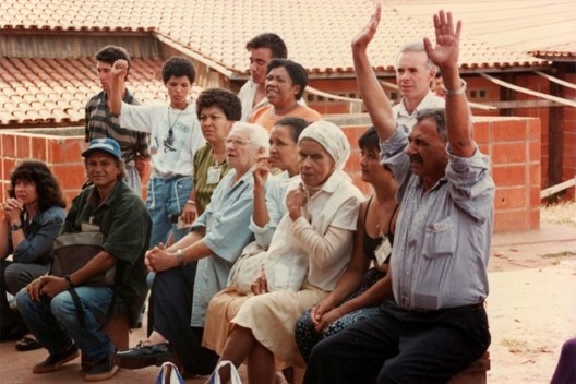 Famílias no mutirão do Conjunto 26 de Julho