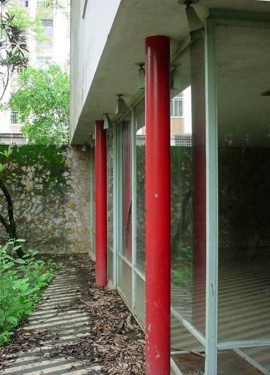 Pilotis vermelhos Residência Frederico Assis