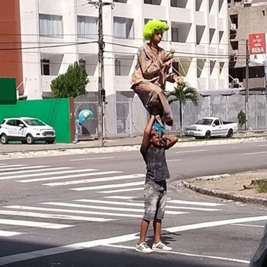 Intervenções vistas em Tambaú. Respectivamente: grafite, grafite apagado e performance