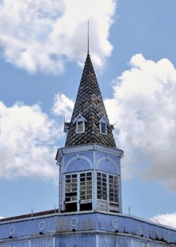Detalhe de uma das torres do mercado de ferro Francisco Bolonha