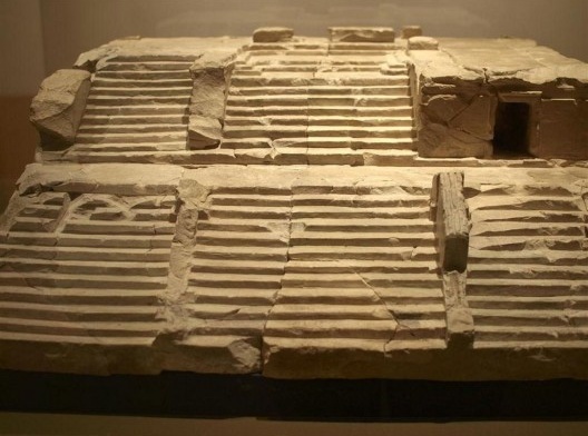 Vista frontal da maquete de Niha, séc. II, cerca de 61 x 64 cm de base, e 22,5 cm de altura. Museu de Beirute, Líbano