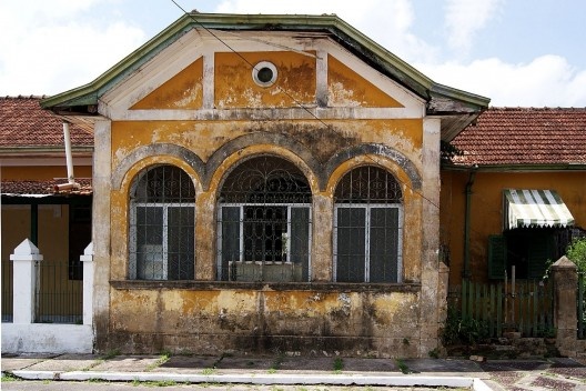 Fachada 2, com sinais de umidade, 2011