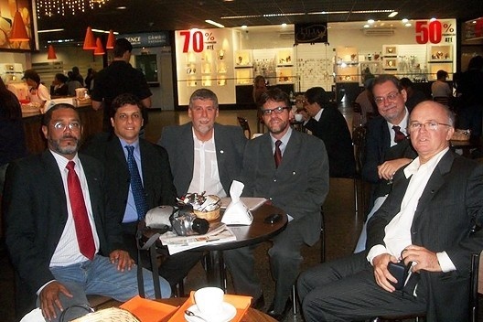 Arquitetos se reúnem no aeroporto de Brasília para ir ao Palácio do Planalto para a assinatura da lei 12.378/10, em 30/12/10