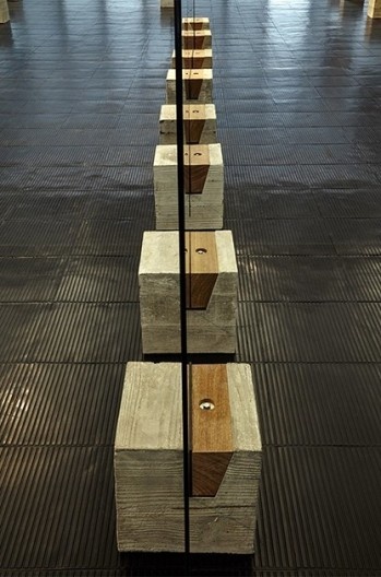 Cavaletes de vidro reconstruídos, bases em concreto e cunha em madeira. Metro Arquitetos Associados