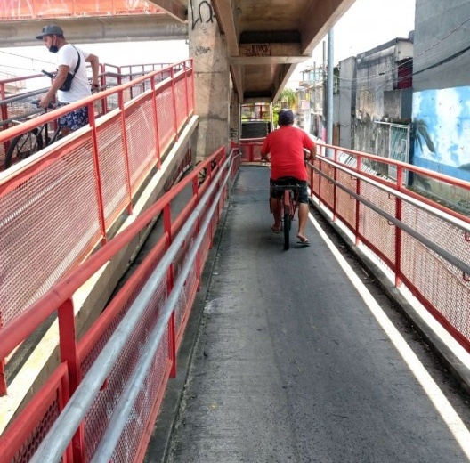 Passarela liga a Rua Santa Rosa de Lima ao outro lado da linha férrea, dificuldade de passagem de dois ciclistas ao mesmo tempo