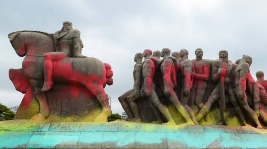 Intervenção artística no Monumento às Bandeiras em 2013