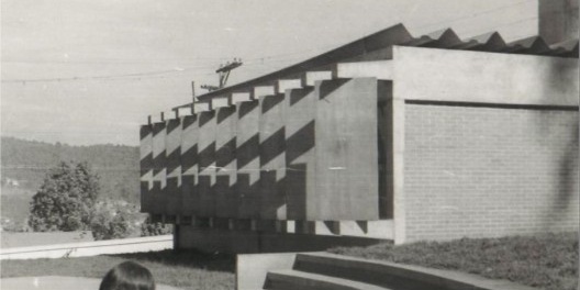 Centro Educacional de Perus – Escola Estadual Brigadeiro Gavião Peixoto, fachada com brise-soleil, São Paulo, 1969, arquitetos Adilson Macedo e Danilo Bassani