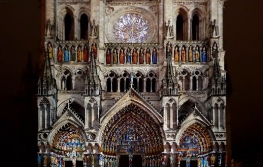 Catedral de Amiens, iluminação noturna simulando descobertas arqueológicas