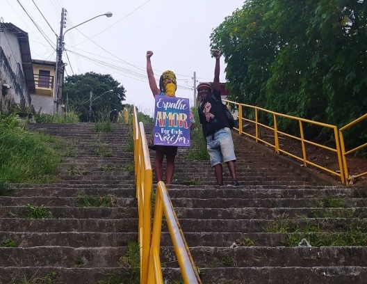 Morador com camiseta do Bob Marley e a muita resistência ao se deslocar de casa para a rua todos os dias