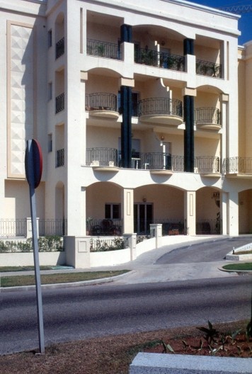 Havana, bairro de Miramar. Apartamentos de luxo kitsch para funcionários Estrangeiros. 2002