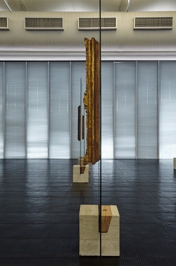 Cavaletes de vidro reconstruídos, quadro fixado ao expositor. Metro Arquitetos Associados